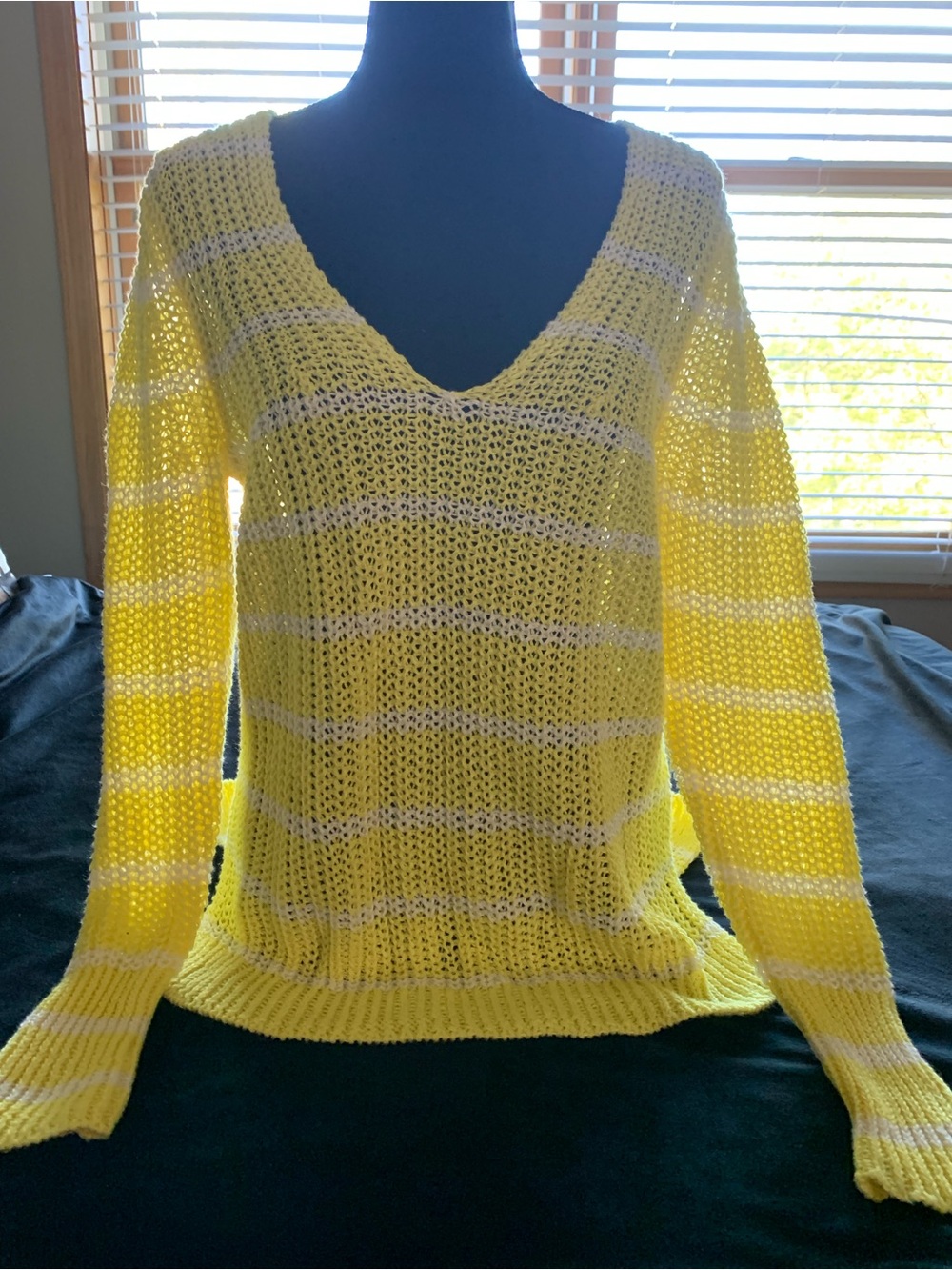 Banana Republic Lightweight Yellow Striped V-Neck Women's Sweater

Mix 1 0426